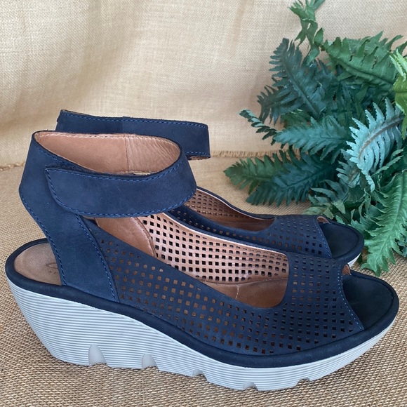 Clarks Shoes - Clarks Artisan sandals